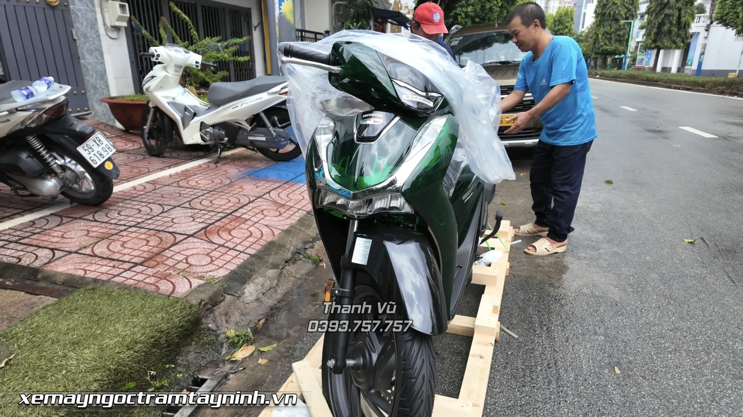 Chị gái mua xe 2 xe Honda SH Ý tại Ngọc Trâm Tây Ninh: 150i Vetro & Sport trắng bóng 7 Chi gai mua xe 2 xe Honda SH Y tai Ngoc Tram Tay Ninh 150i Vetro Sport trang bong 2 scaled