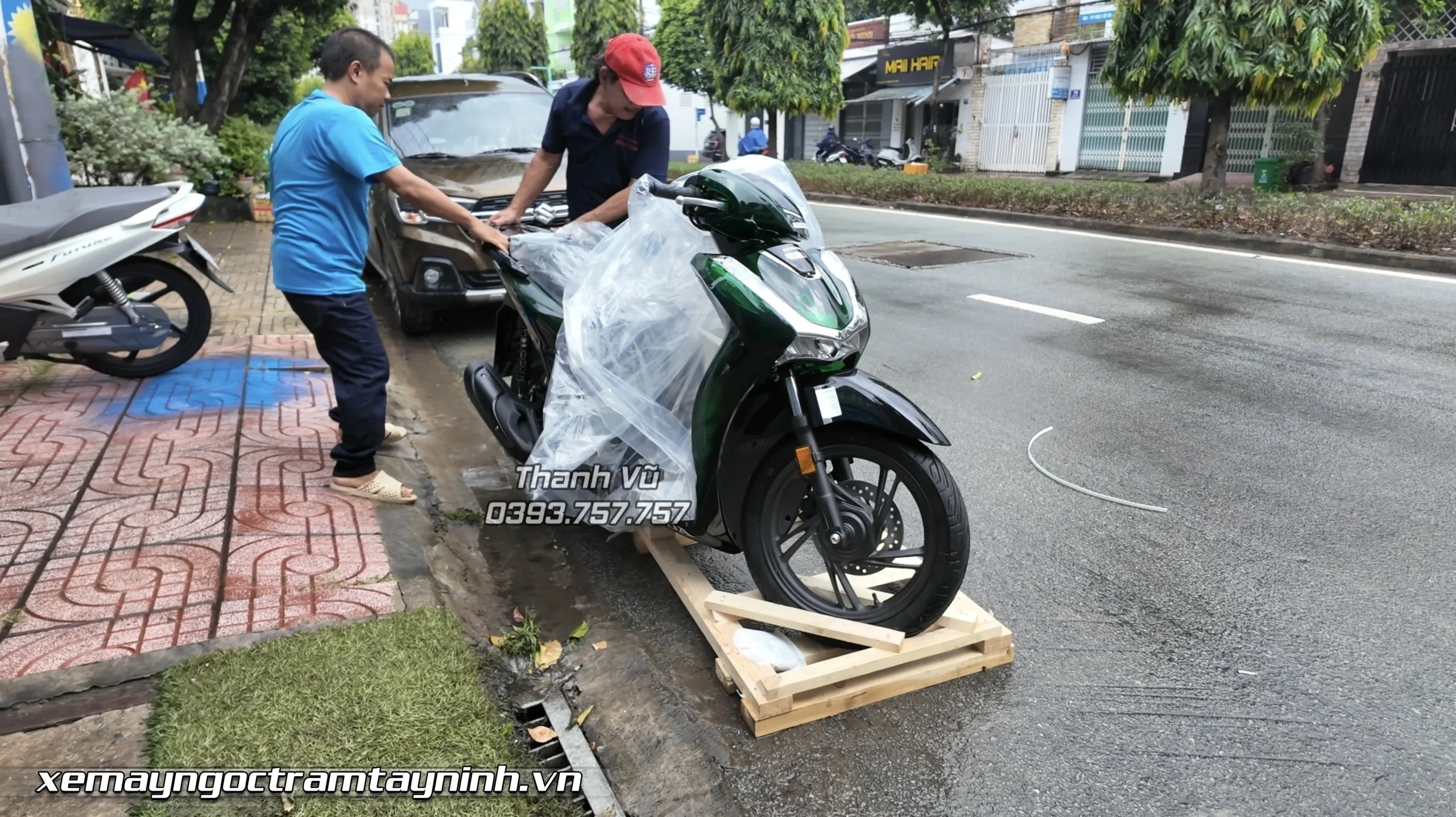 Chị gái mua xe 2 xe Honda SH Ý tại Ngọc Trâm Tây Ninh: 150i Vetro & Sport trắng bóng 8 Chi gai mua xe 2 xe Honda SH Y tai Ngoc Tram Tay Ninh 150i Vetro Sport trang bong 3 scaled