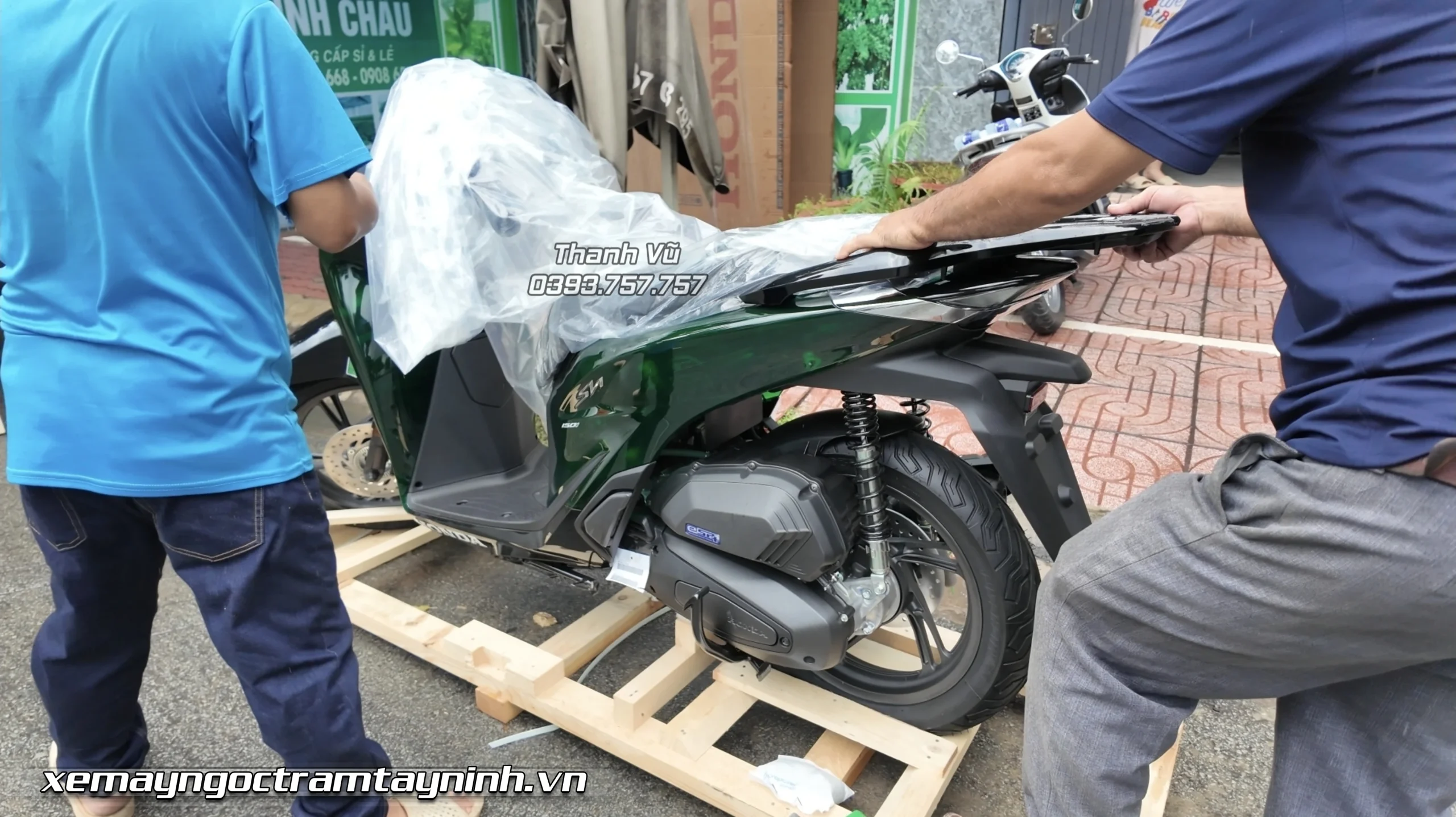 Chị gái mua xe 2 xe Honda SH Ý tại Ngọc Trâm Tây Ninh: 150i Vetro & Sport trắng bóng 9 Chi gai mua xe 2 xe Honda SH Y tai Ngoc Tram Tay Ninh 150i Vetro Sport trang bong 4 scaled