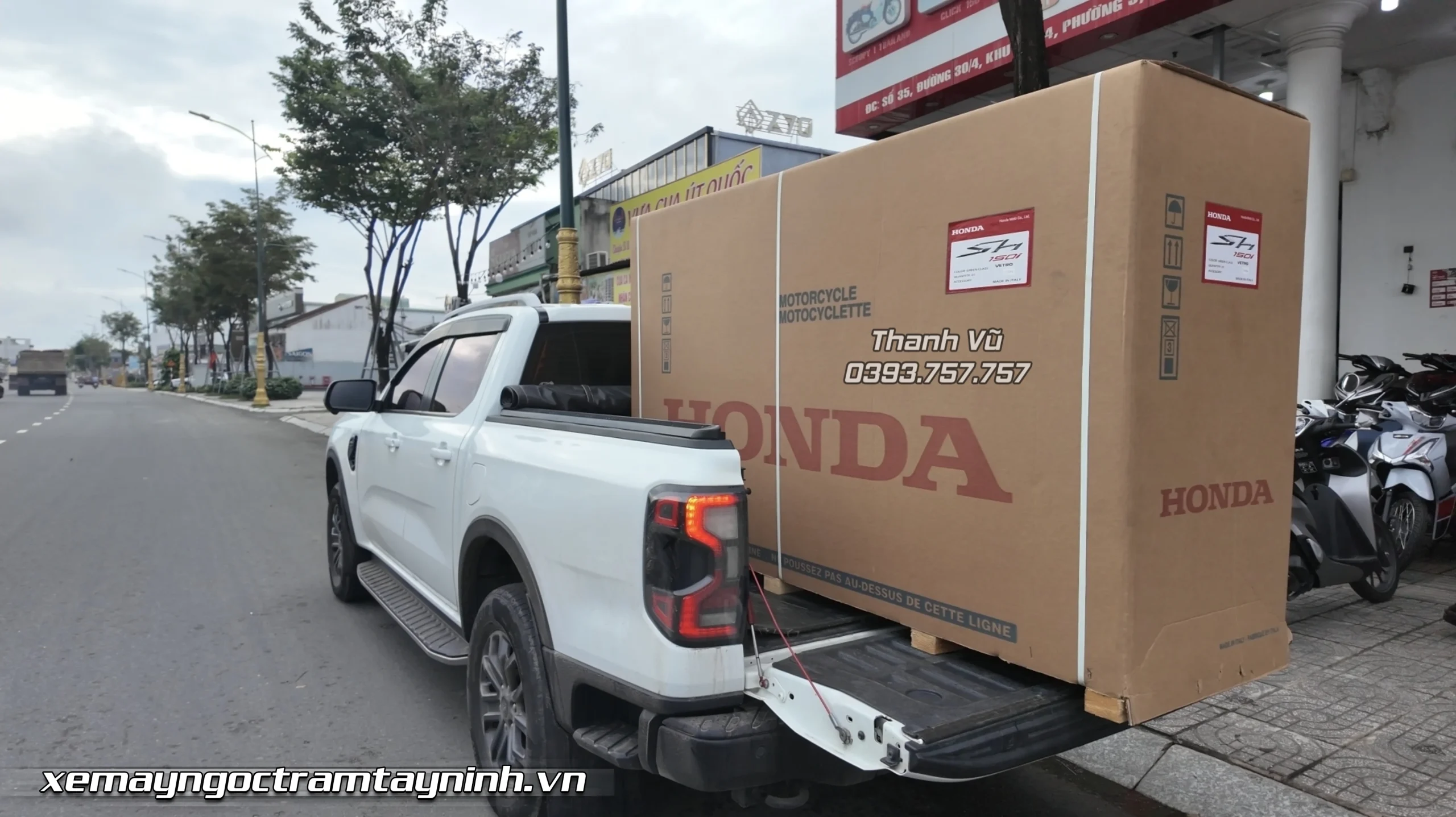 Chị gái mua xe 2 xe Honda SH Ý tại Ngọc Trâm Tây Ninh: 150i Vetro & Sport trắng bóng 5 Chi gai mua xe 2 xe Honda SH Y tai Ngoc Tram Tay Ninh 150i Vetro Sport trang bong 5 scaled