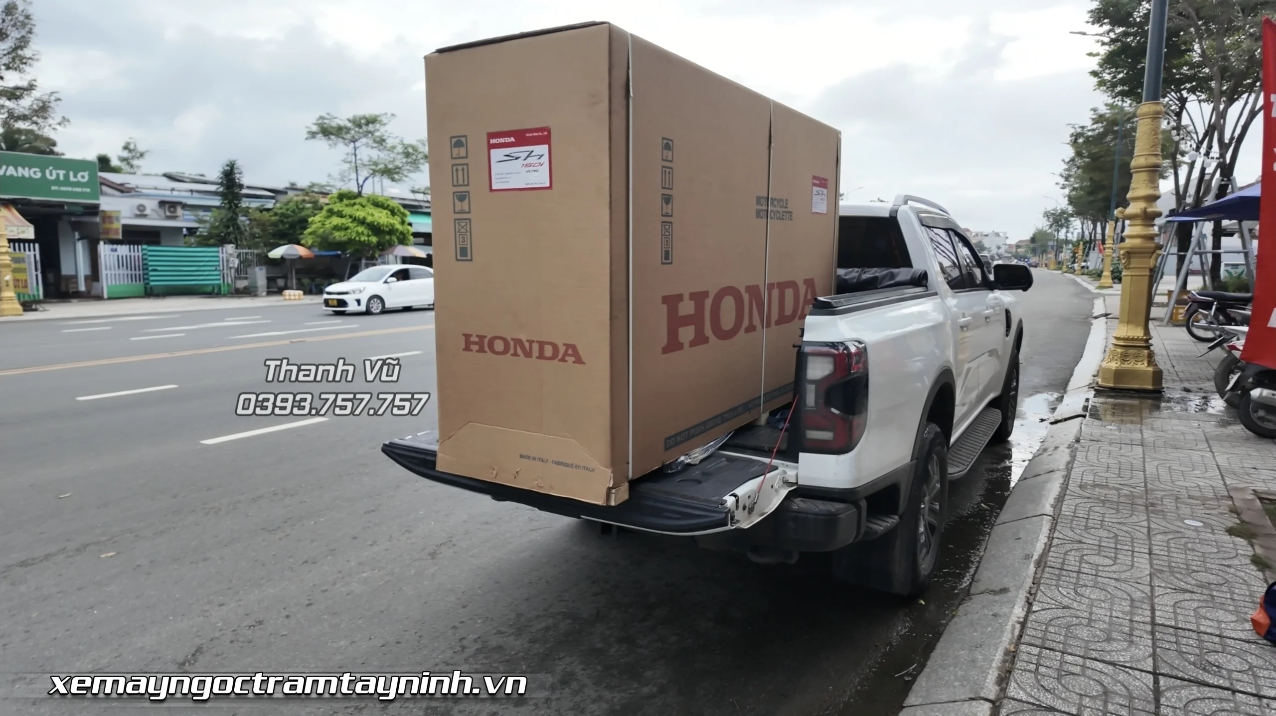 Chị gái mua xe 2 xe Honda SH Ý tại Ngọc Trâm Tây Ninh: 150i Vetro & Sport trắng bóng 4 Chi gai mua xe 2 xe Honda SH Y tai Ngoc Tram Tay Ninh 150i Vetro Sport trang bong 6 scaled