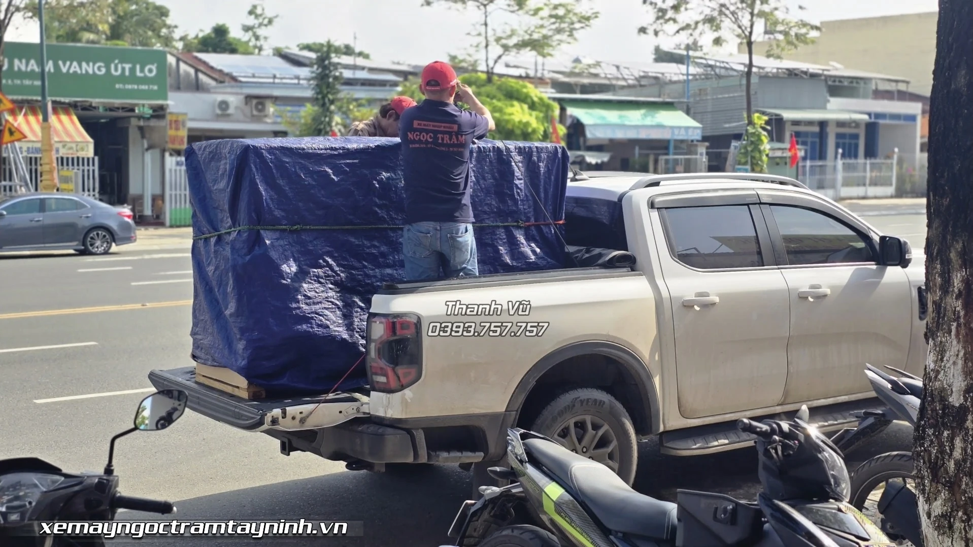Xe Máy Ngọc Trâm Tây Ninh bàn giao Yamaha Y15ZR SE cho anh trai VIP 12 Xe May Ngoc Tram Tay Ninh ban giao Yamaha Y15ZR SE cho anh trai VIP 4
