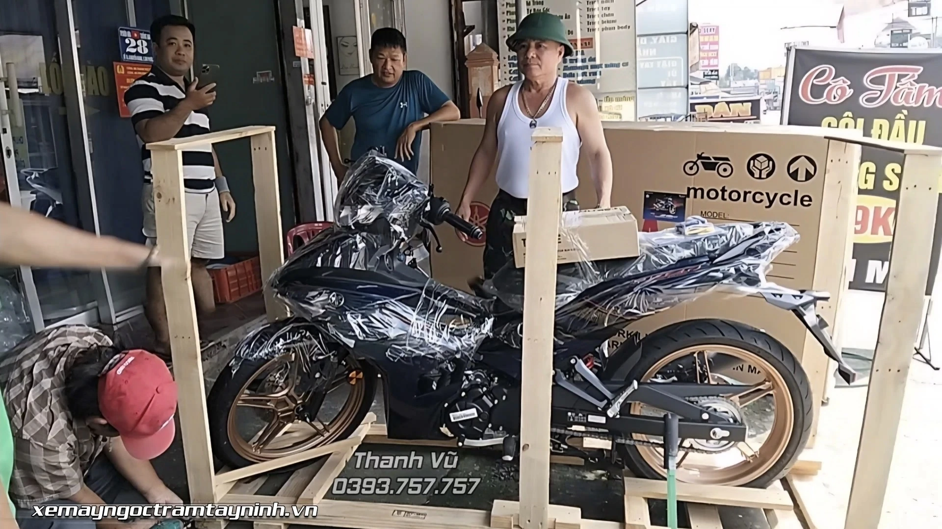 Xe Máy Ngọc Trâm Tây Ninh bàn giao Yamaha Y15ZR SE cho anh trai VIP 8 Xe May Ngoc Tram Tay Ninh ban giao Yamaha Y15ZR SE cho anh trai VIP 5