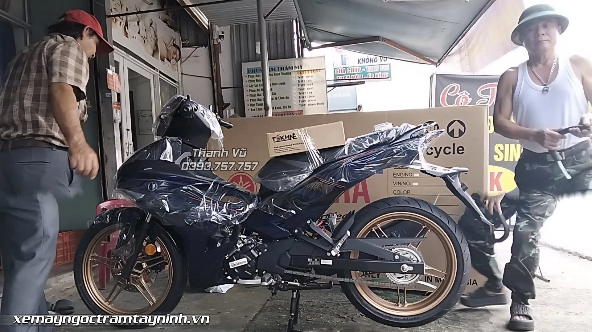 Xe Máy Ngọc Trâm Tây Ninh bàn giao Yamaha Y15ZR SE cho anh trai VIP 7 Xe May Ngoc Tram Tay Ninh ban giao Yamaha Y15ZR SE cho anh trai VIP 9