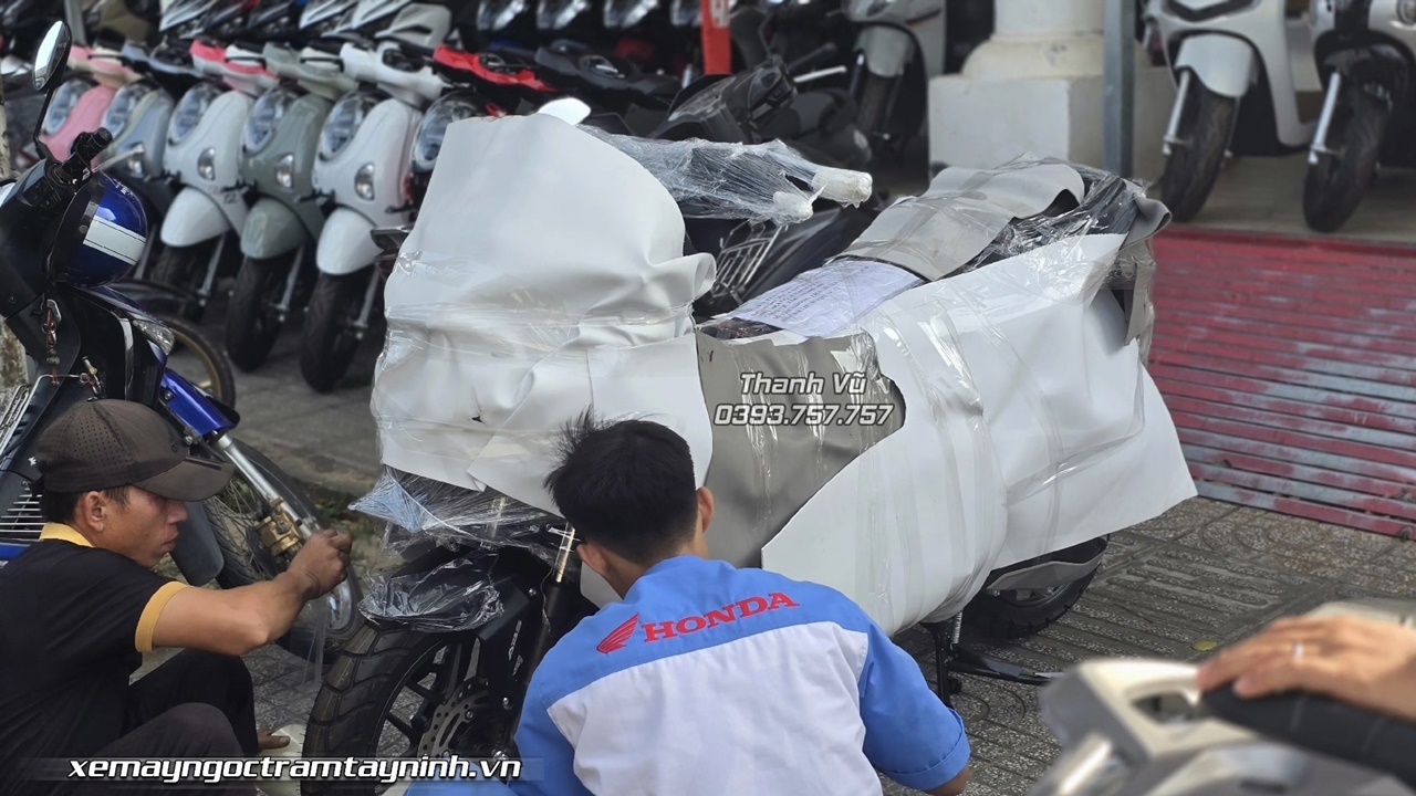 Honda ADV vừa nhập khẩu đến Ngọc Trâm Tây Ninh đã giao về anh khách chịu chơi 7 giao xe Honda ADV 1