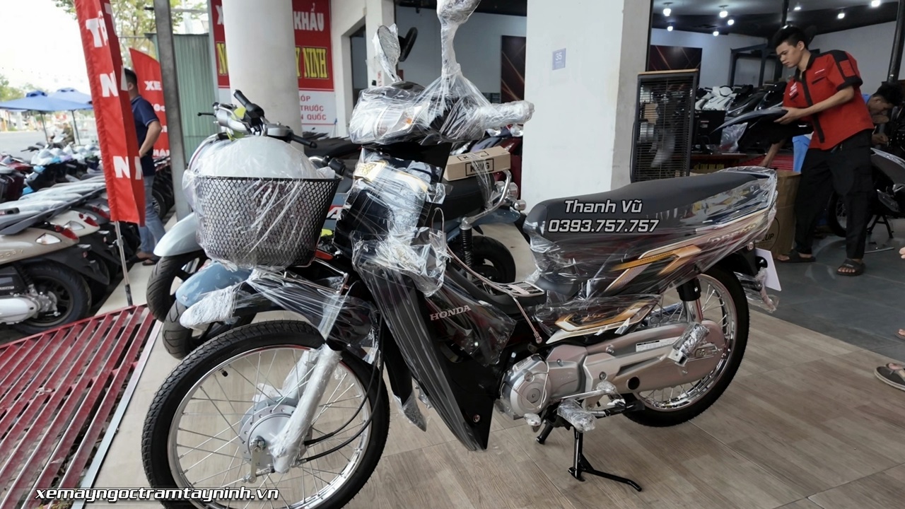 Honda Dream NCX 2026 giao ngay ve nha anh khach thich suu tam xe doc la 3