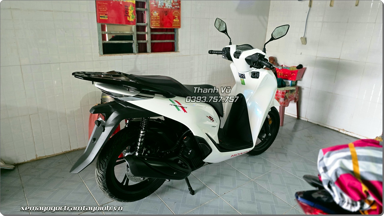 Honda SH Y 150i Sport trang bong giao ve Ba Tri Ben Tre ve xu dua la phai uong dua 1