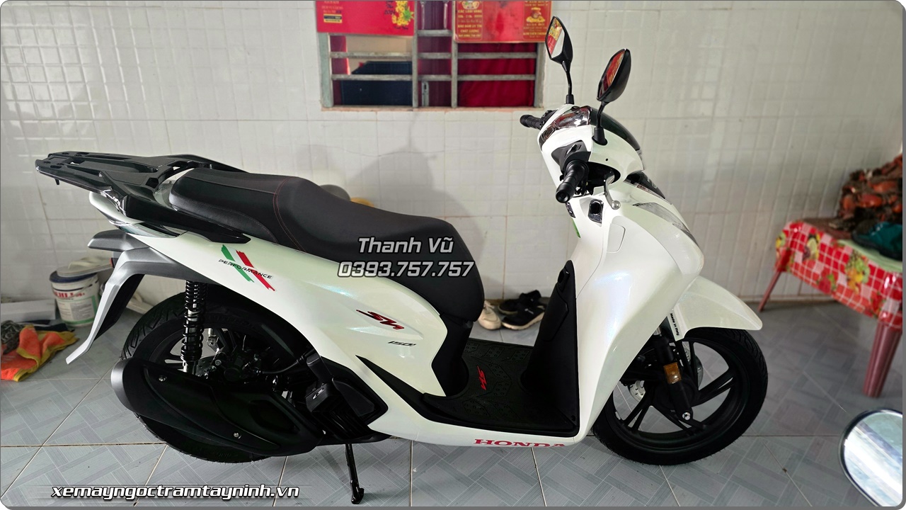 Honda SH Y 150i Sport trang bong giao ve Ba Tri Ben Tre ve xu dua la phai uong dua 2
