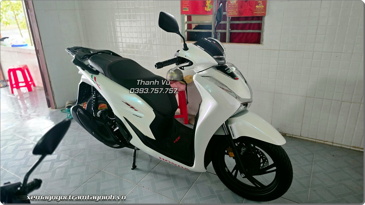 Giao xe Honda SH Ý 150i Sport trắng bóng về Ba Tri Bến Tre 3 Honda SH Y 150i Sport trang bong giao ve Ba Tri Ben Tre ve xu dua la phai uong dua 3