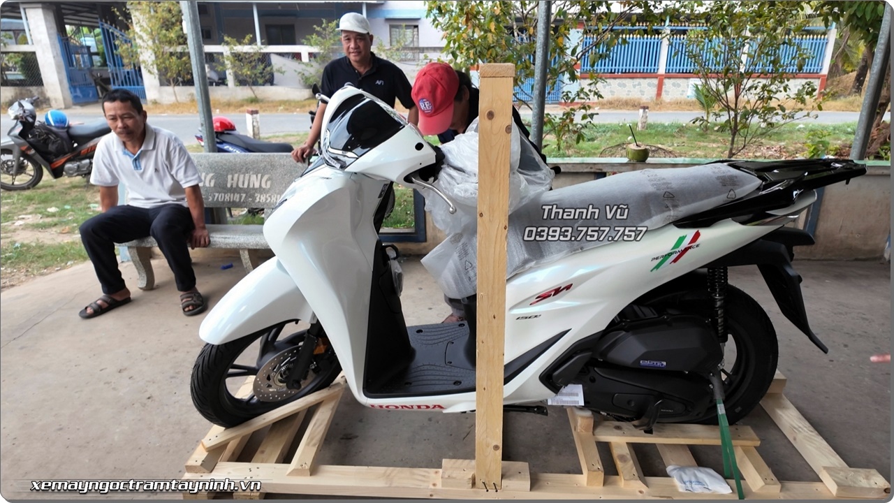 Honda SH Y 150i Sport trang bong giao ve Ba Tri Ben Tre ve xu dua la phai uong dua 4