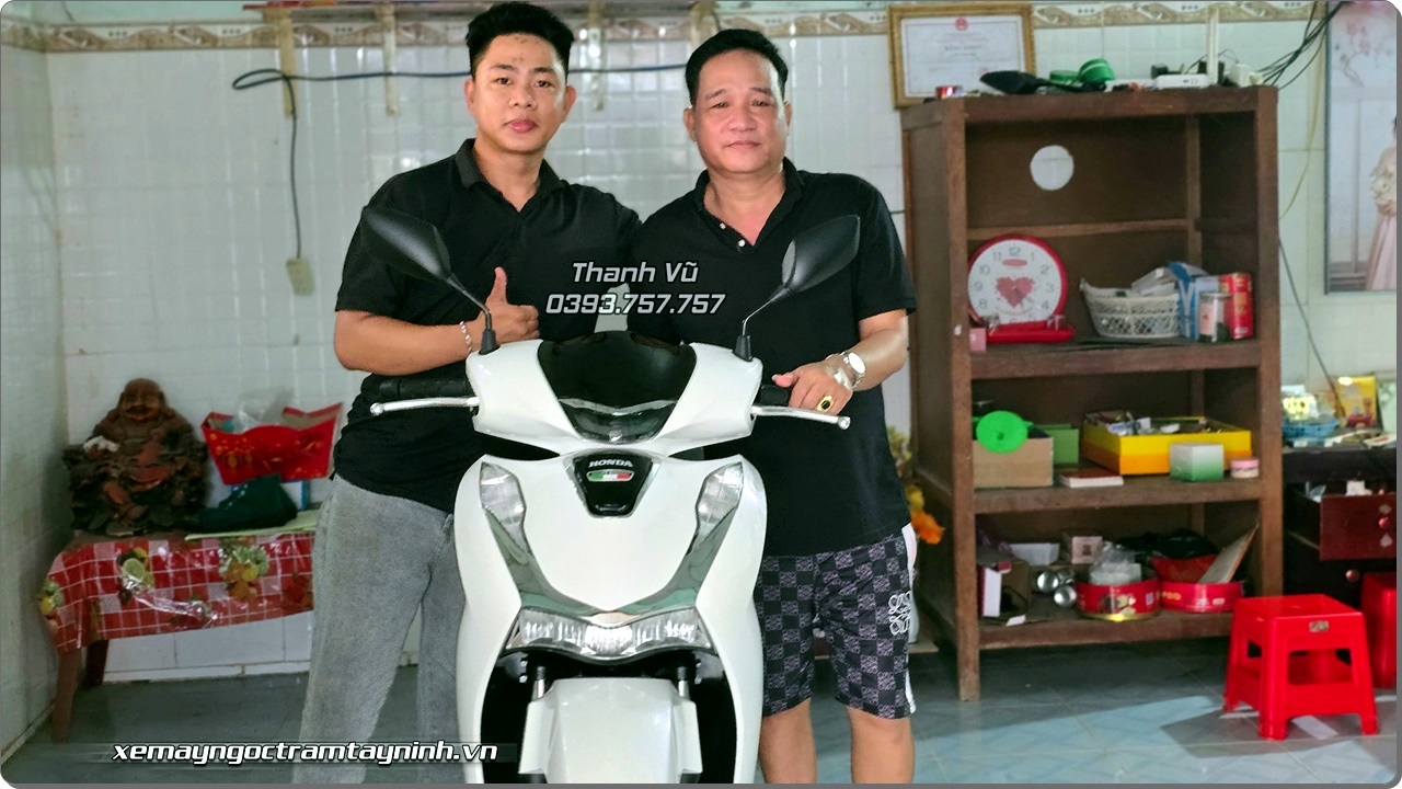 Honda SH Y 150i Sport trang bong giao ve Ba Tri Ben Tre ve xu dua la phai uong dua 6
