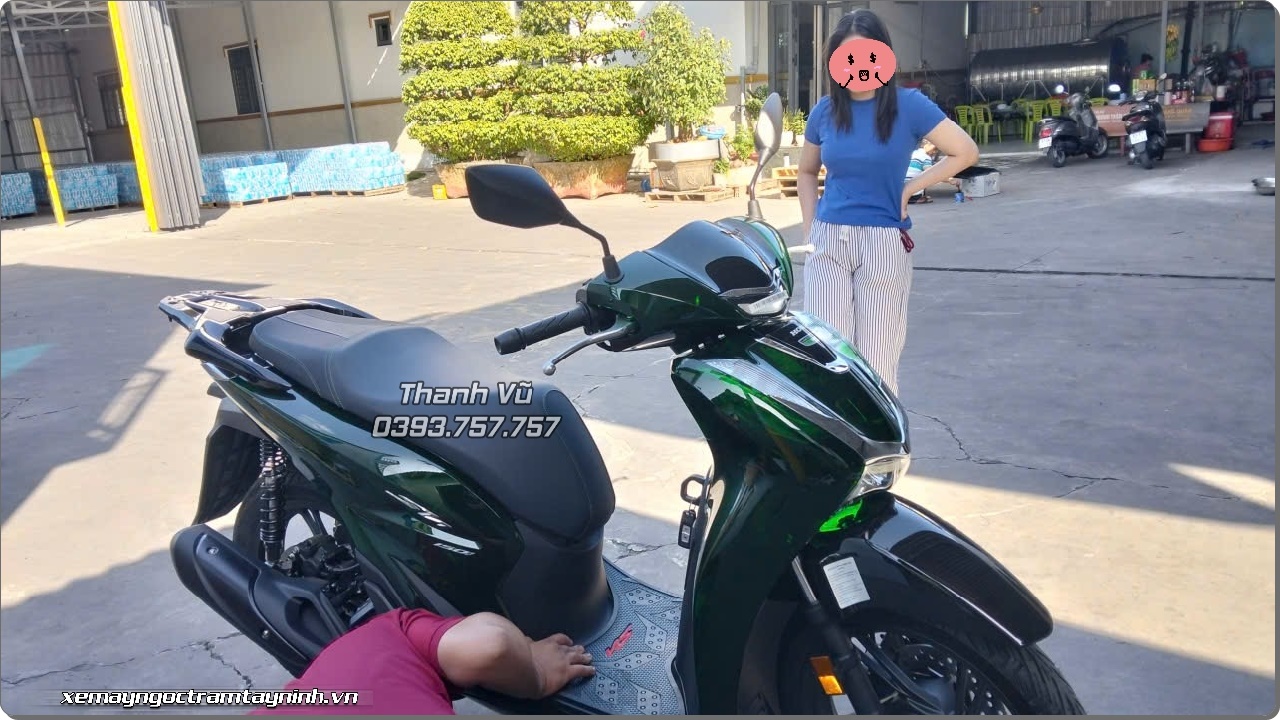 Giao xe Honda SH Ý 150i Vetro màu xanh – màu xanh trong suốt như thủy tinh, ánh lên sắc xanh của bia mát lạnh 3 Giao xe Honda SH Y 150i Vetro mau xanh – mau xanh trong suot nhu thuy tinh anh len sac xanh cua bia mat lanh 1