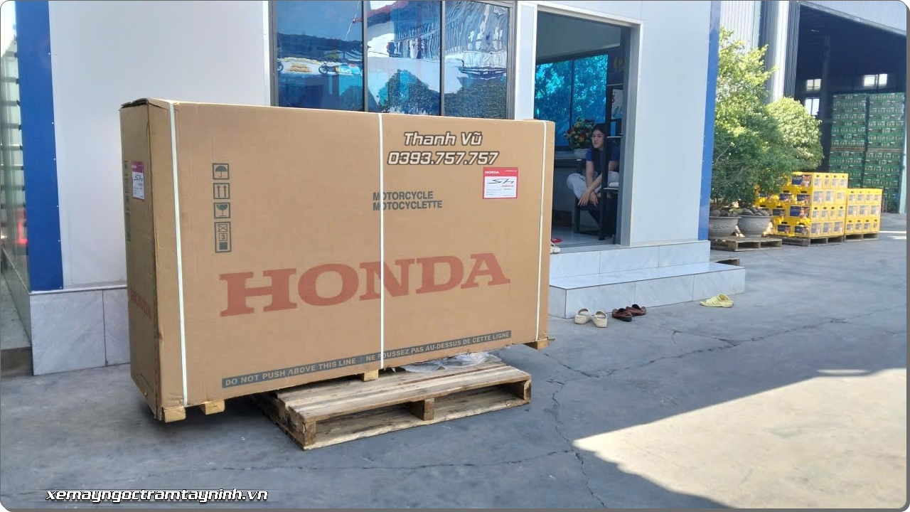 Giao xe Honda SH Ý 150i Vetro màu xanh – màu xanh trong suốt như thủy tinh, ánh lên sắc xanh của bia mát lạnh 2 Giao xe Honda SH Y 150i Vetro mau xanh – mau xanh trong suot nhu thuy tinh anh len sac xanh cua bia mat lanh 5