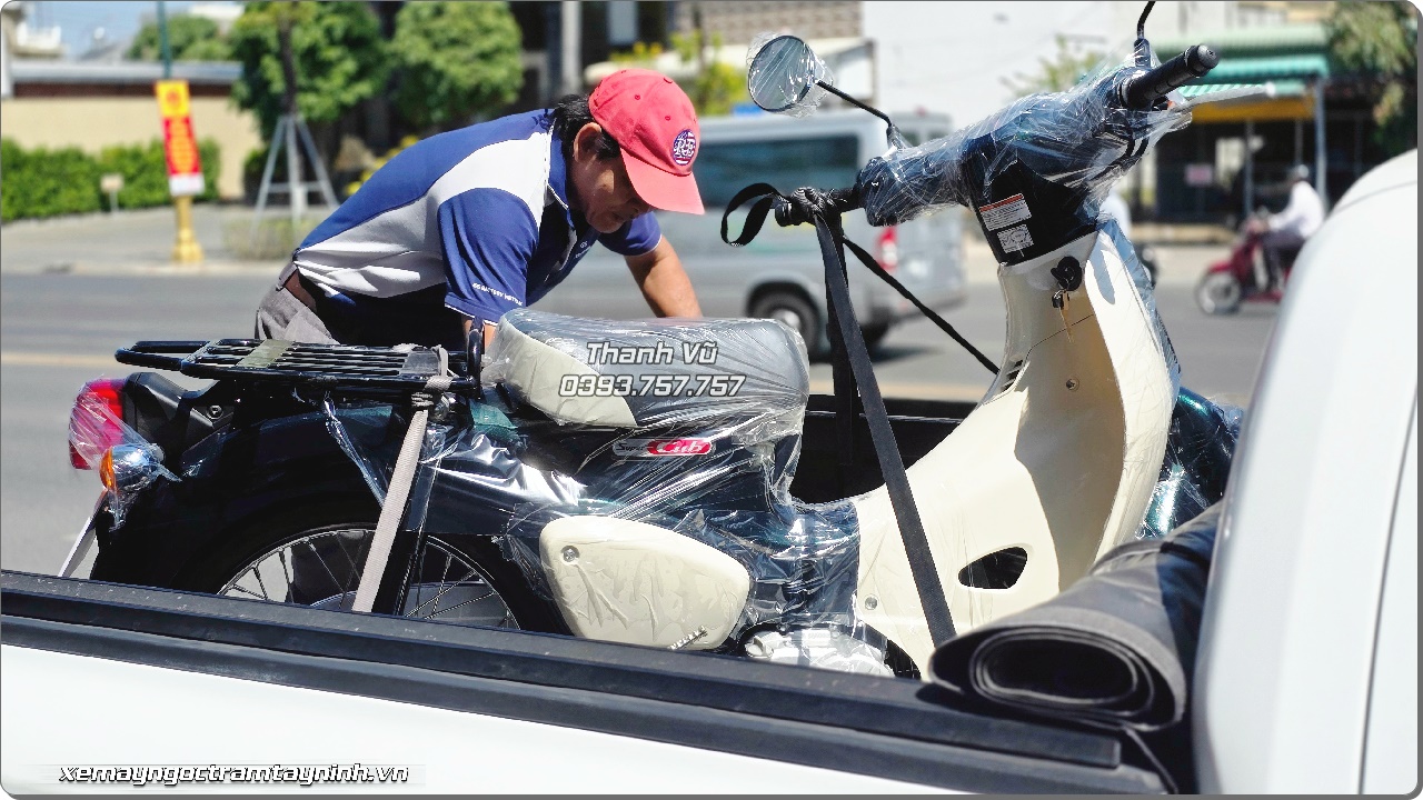 Honda Super Cub 50 màu xanh rêu nhớt được khách hàng đặt ngay khi về Ngọc Trâm Tây Ninh 7 Honda Super Cub 50 xanh nhot reu Ngoc Tram Tay Ninh 3