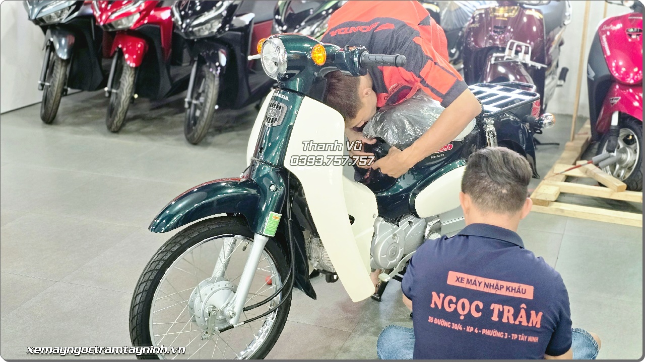Honda Super Cub 50 màu xanh rêu nhớt được khách hàng đặt ngay khi về Ngọc Trâm Tây Ninh 8 Honda Super Cub 50 xanh nhot reu Ngoc Tram Tay Ninh 7