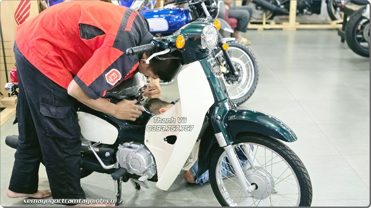 Honda Super Cub 50 màu xanh rêu nhớt được khách hàng đặt ngay khi về Ngọc Trâm Tây Ninh 15 Honda Super Cub 50 xanh nhot reu Ngoc Tram Tay Ninh 8