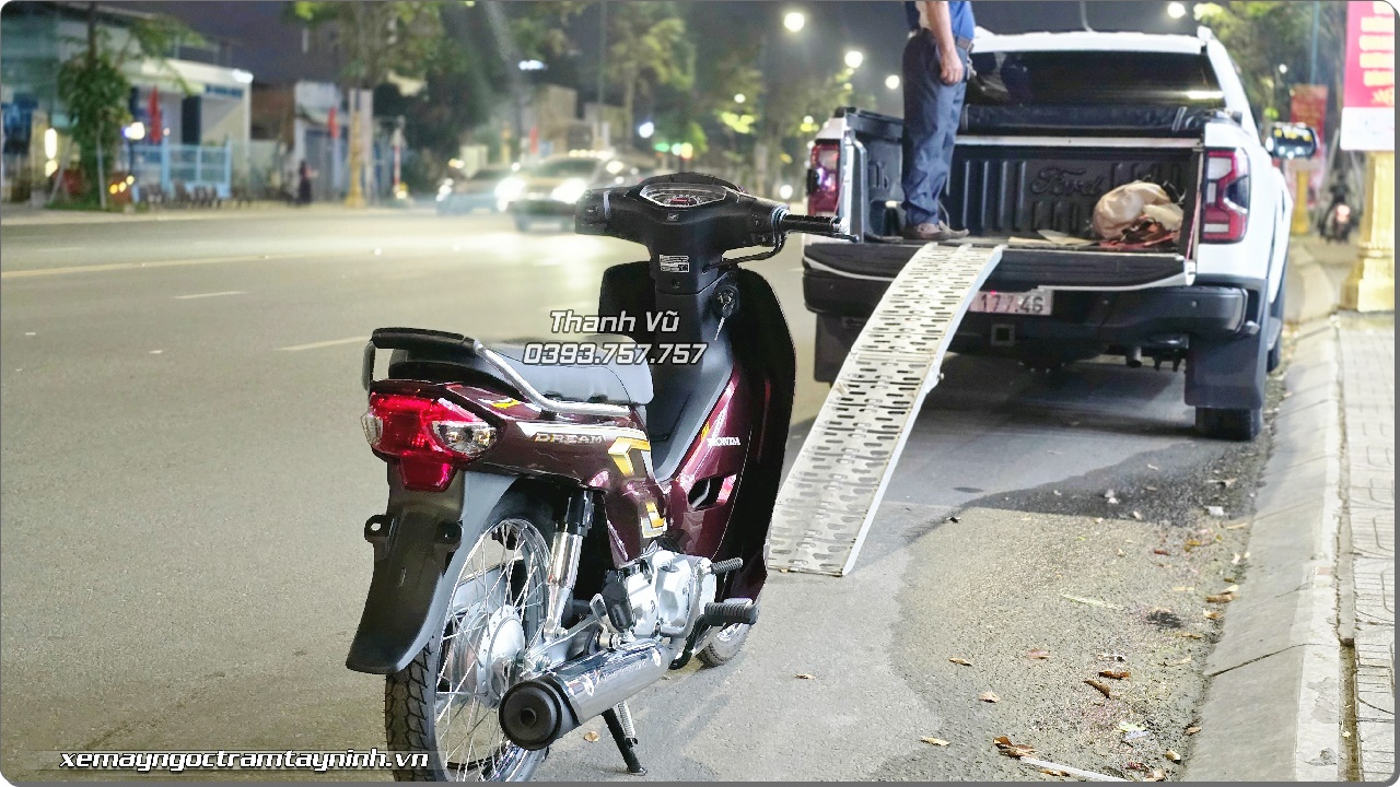 Ngày đầu năm khách VIP đặt mua ngay Honda Dream NCX 2026 màu đỏ nho 10 Ngay dau nam khach VIP dat mua ngay Honda Dream NCX 2026 mau do nho 3