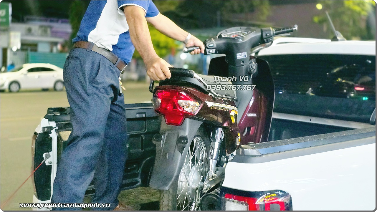 Ngày đầu năm khách VIP đặt mua ngay Honda Dream NCX 2026 màu đỏ nho 9 Ngay dau nam khach VIP dat mua ngay Honda Dream NCX 2026 mau do nho 5