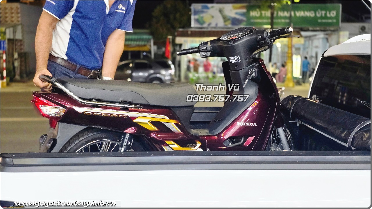 Ngày đầu năm khách VIP đặt mua ngay Honda Dream NCX 2026 màu đỏ nho 7 Ngay dau nam khach VIP dat mua ngay Honda Dream NCX 2026 mau do nho 6