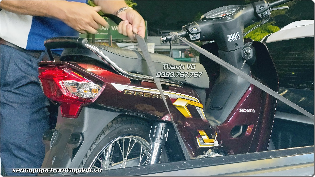 Ngày đầu năm khách VIP đặt mua ngay Honda Dream NCX 2026 màu đỏ nho 11 Ngay dau nam khach VIP dat mua ngay Honda Dream NCX 2026 mau do nho 7