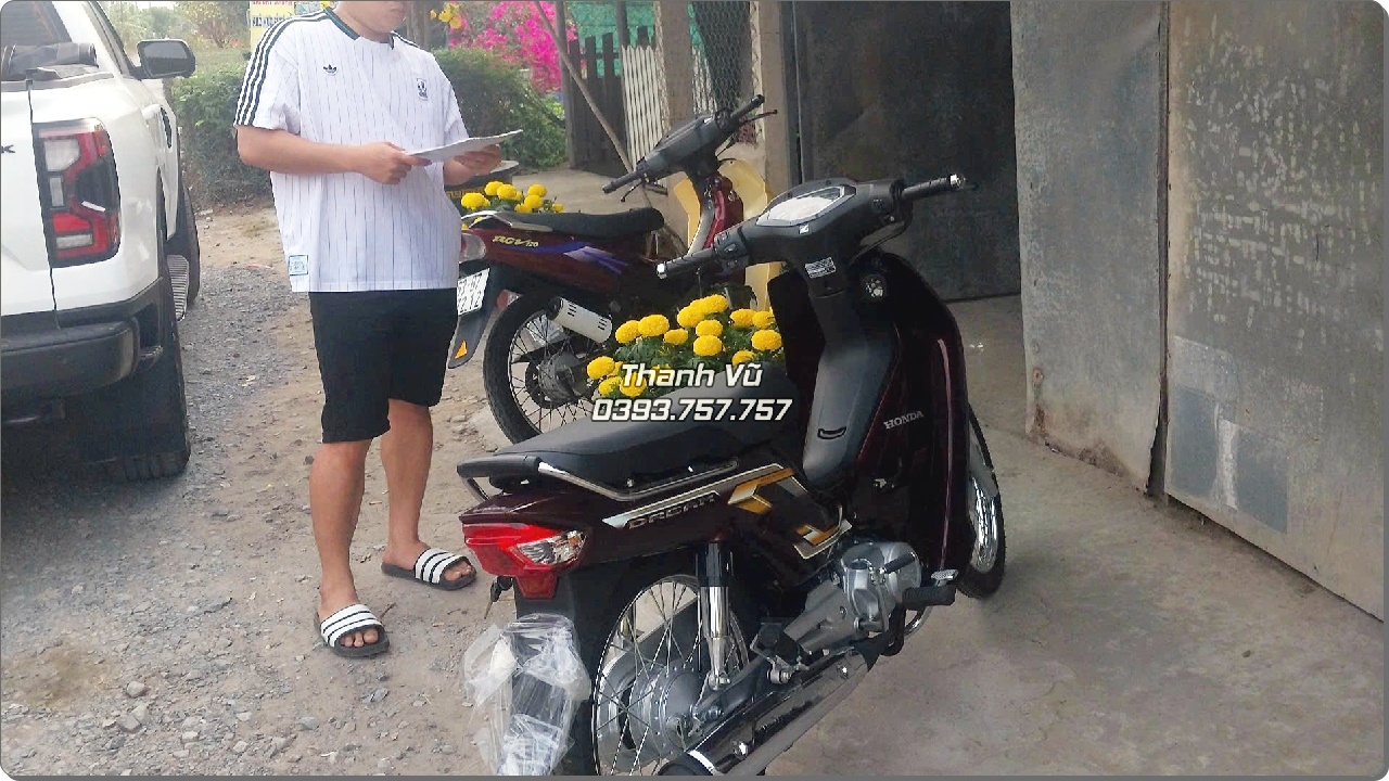Ngay dau nam khach VIP dat mua ngay Honda Dream NCX 2026 mau do nho 9
