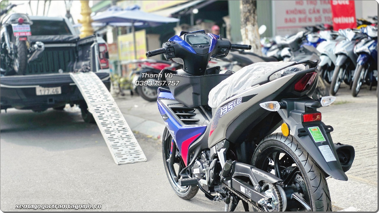 Giao xe Yamaha 135LC V9 nhập khẩu từ Malaysia, đặc biệt trong phiên bản màu Team ASEAN Blue 3 Giao xe Yamaha 135LC V9 nhap khau tu Malaysia dac biet trong phien ban mau Team ASEAN Blue 4