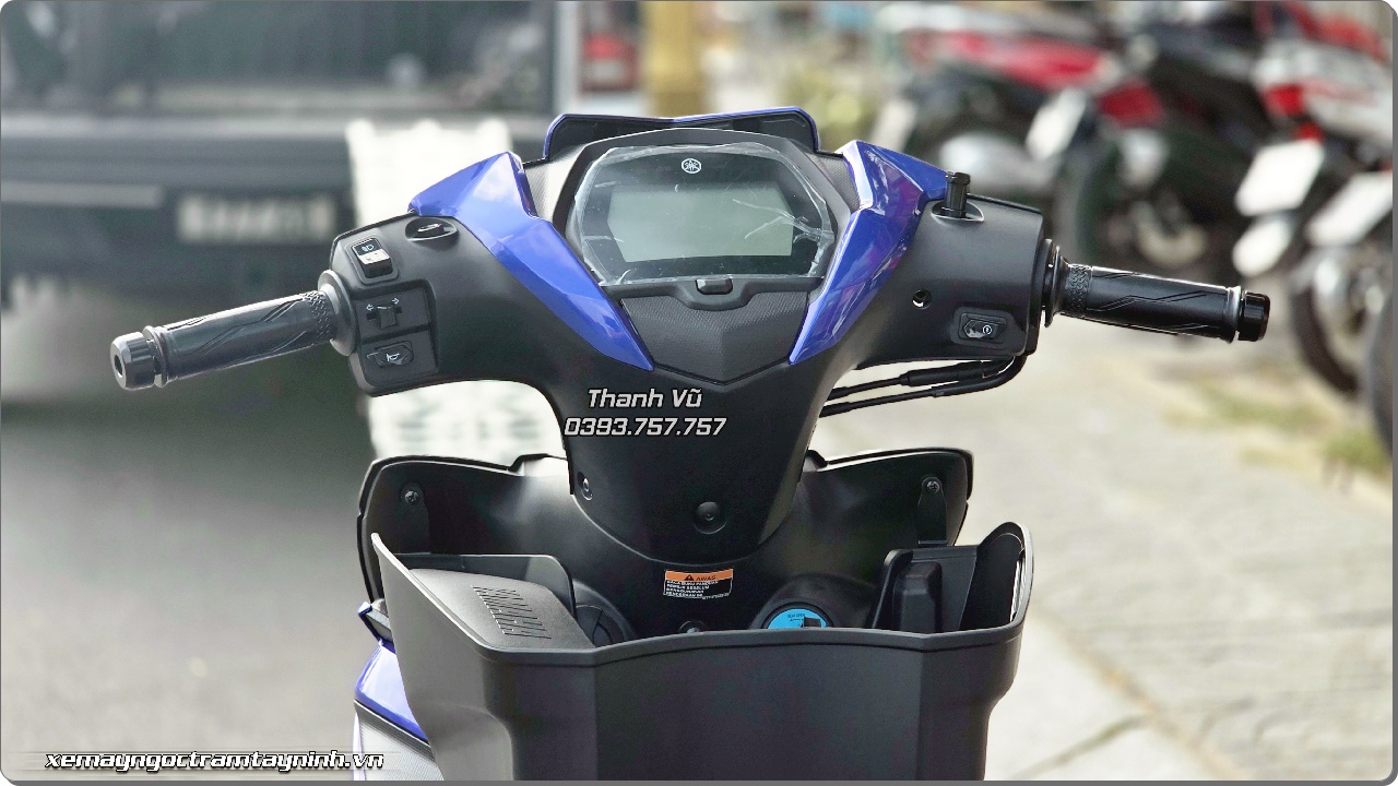 Giao xe Yamaha 135LC V9 nhập khẩu từ Malaysia, đặc biệt trong phiên bản màu Team ASEAN Blue 11 Giao xe Yamaha 135LC V9 nhap khau tu Malaysia dac biet trong phien ban mau Team ASEAN Blue 5