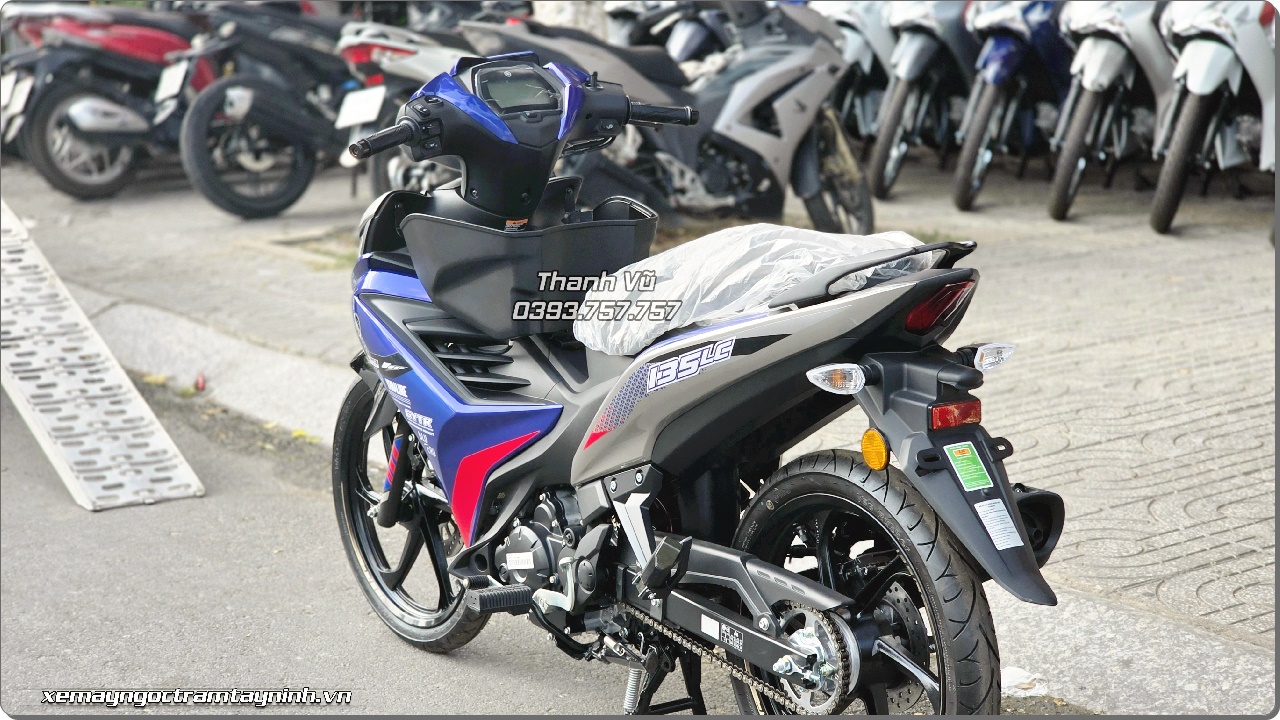Giao xe Yamaha 135LC V9 nhập khẩu từ Malaysia, đặc biệt trong phiên bản màu Team ASEAN Blue 5 Giao xe Yamaha 135LC V9 nhap khau tu Malaysia dac biet trong phien ban mau Team ASEAN Blue 6