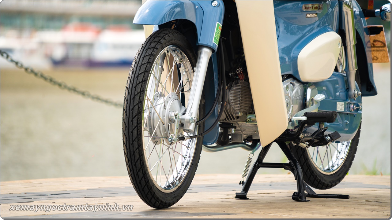 Hiện tượng Honda Super Cub 50 Final Edition được giới thượng lưu săn đón 5 Hien tuong Honda Super Cub 50 Final Edition duoc gioi thuong luu san don 30