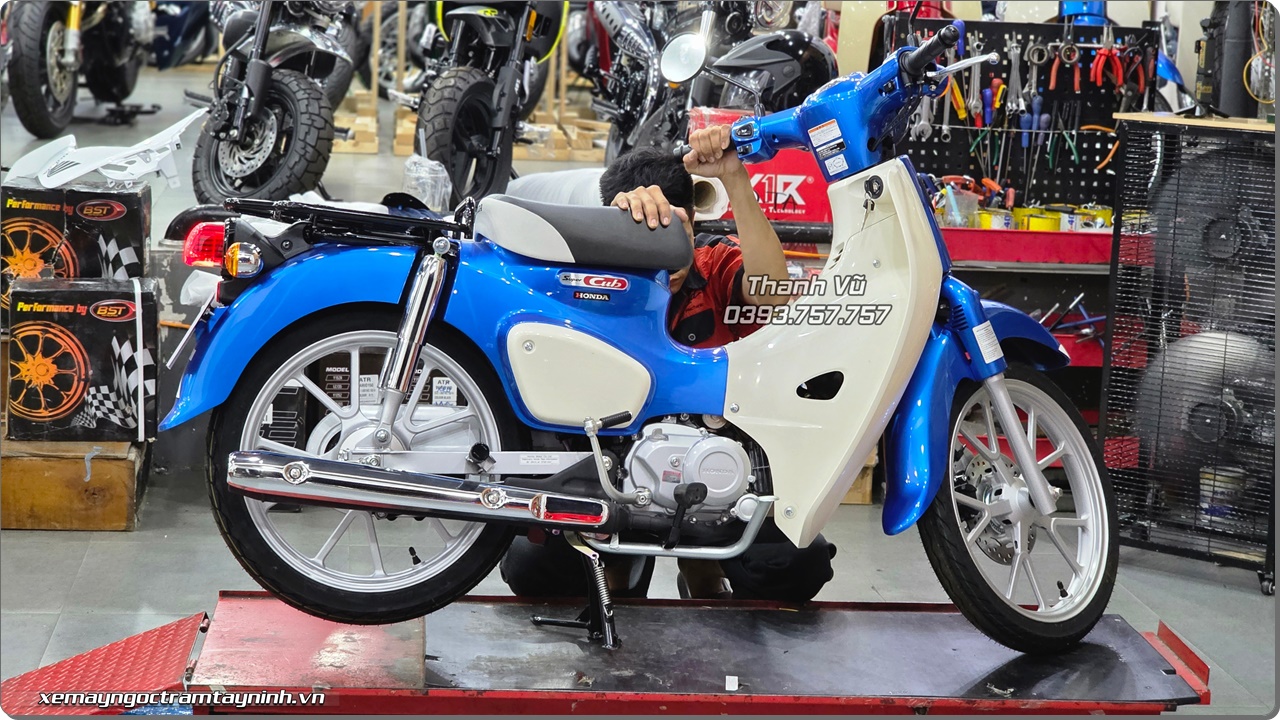 Honda Super Cub 110 ABS Nhật (MÀU XANH DƯƠNG SIÊU ĐẸP) bàn giao cho cô chú tỉnh nhà Tây Ninh 5 Honda Super Cub 110 ABS Nhat no may ban giao cho co chu tinh nha Tay Ninh 2