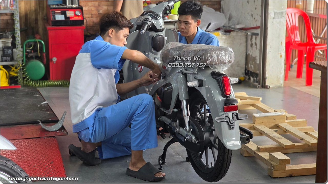 Honda Super Cub C125 2026 nhap Thai Lan mau xam xi mang vua cap ben duoc anh chu ruoc ngay ve Ha Noi 12