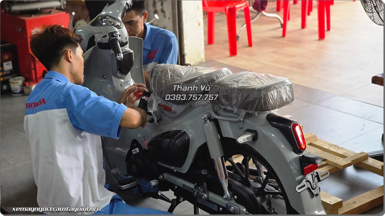 Honda Super Cub C125 2026 nhap Thai Lan mau xam xi mang vua cap ben duoc anh chu ruoc ngay ve Ha Noi 13