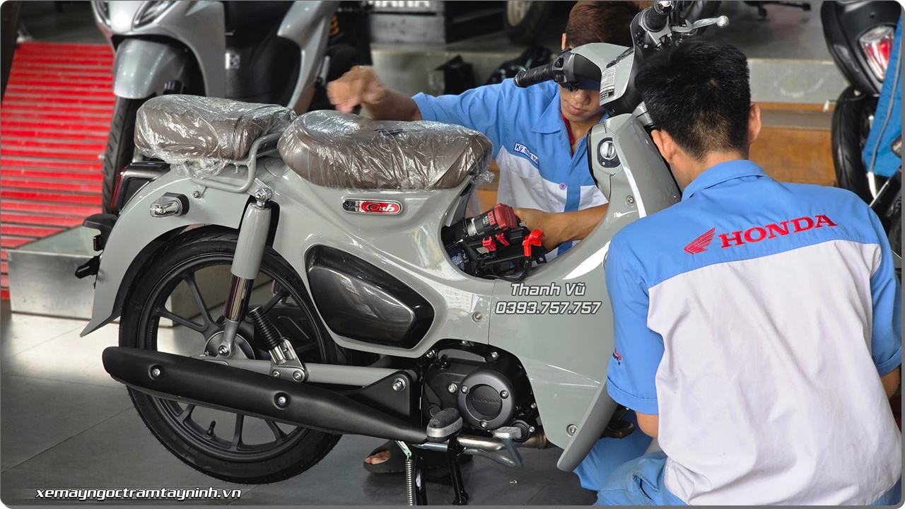 Honda Super Cub C125 2026 nhap Thai Lan mau xam xi mang vua cap ben duoc anh chu ruoc ngay ve Ha Noi 14