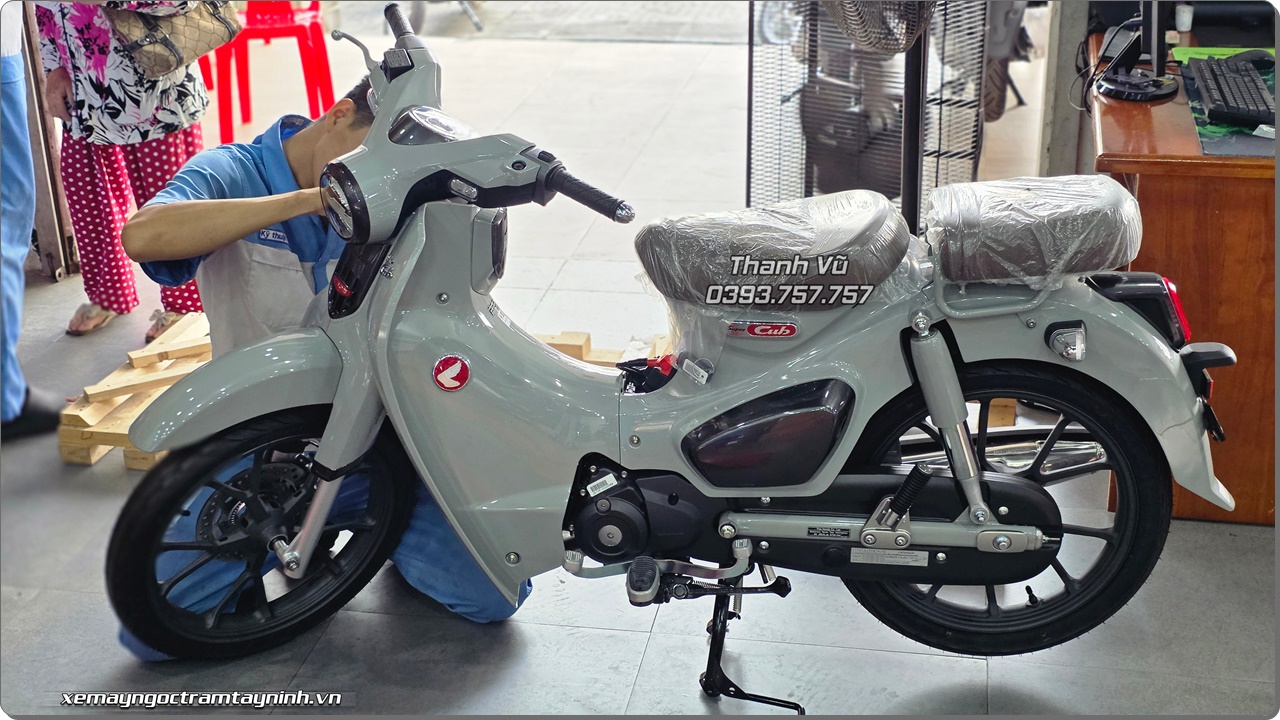 Honda Super Cub C125 2026 nhap Thai Lan mau xam xi mang vua cap ben duoc anh chu ruoc ngay ve Ha Noi 3