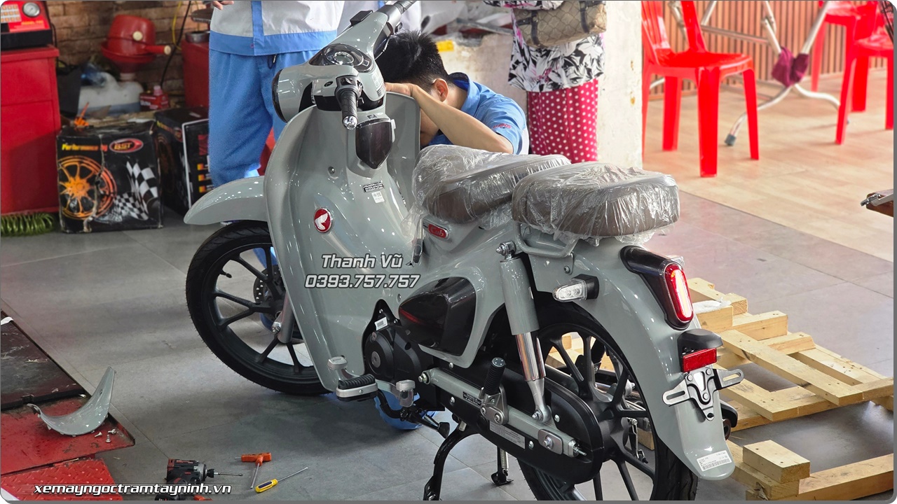 Honda Super Cub C125 2026 nhap Thai Lan mau xam xi mang vua cap ben duoc anh chu ruoc ngay ve Ha Noi 4