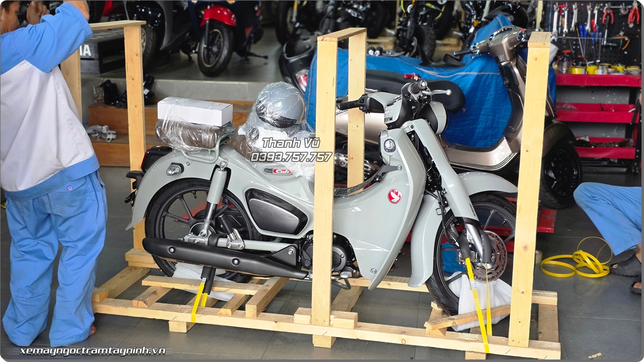 Honda Super Cub C125 2026 nhap Thai Lan mau xam xi mang vua cap ben duoc anh chu ruoc ngay ve Ha Noi 6