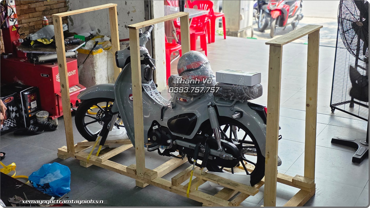 Honda Super Cub C125 2026 nhap Thai Lan mau xam xi mang vua cap ben duoc anh chu ruoc ngay ve Ha Noi 7