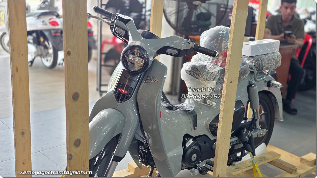 Honda Super Cub C125 2026 nhap Thai Lan mau xam xi mang vua cap ben duoc anh chu ruoc ngay ve Ha Noi 8