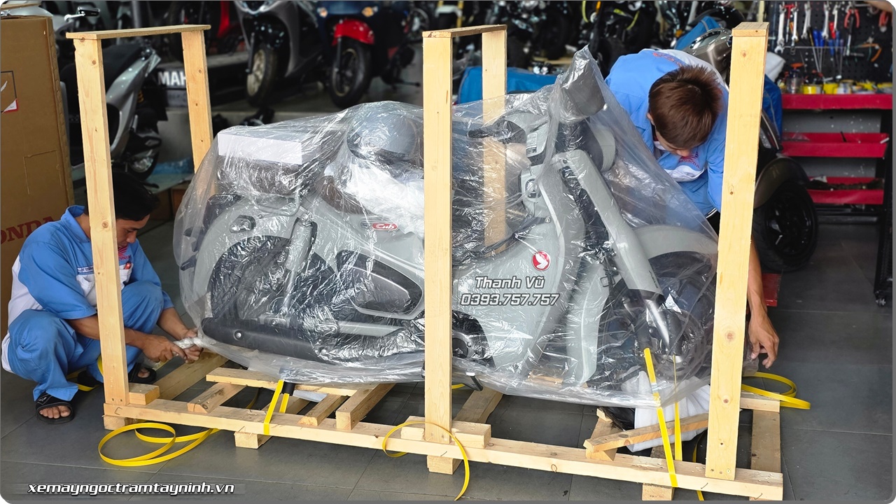 Honda Super Cub C125 2026 nhap Thai Lan mau xam xi mang vua cap ben duoc anh chu ruoc ngay ve Ha Noi 9