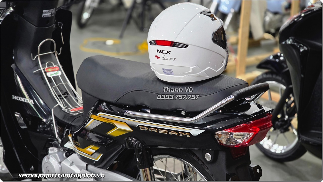 Thang 4 nay so huu xe Honda Dream NCX voi gia khuyen mai tot va tang Full phu kien 10