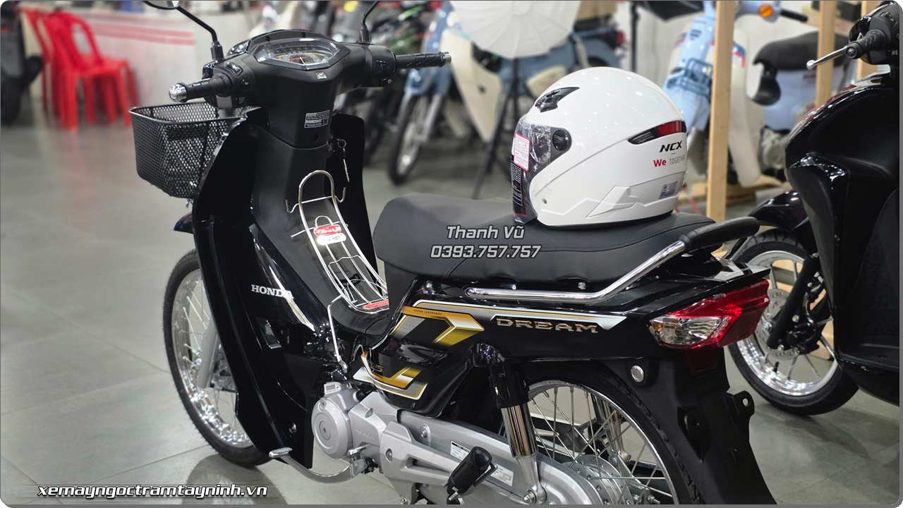 Thang 4 nay so huu xe Honda Dream NCX voi gia khuyen mai tot va tang Full phu kien 5