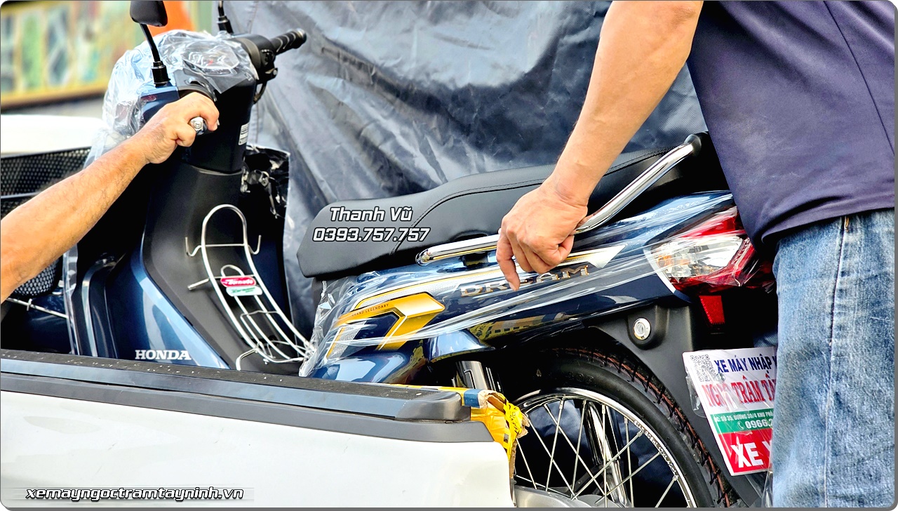 Ban giao xe Honda Dream NCX 2026 mau xanh da ve anh khach suu tam xe nhap 12