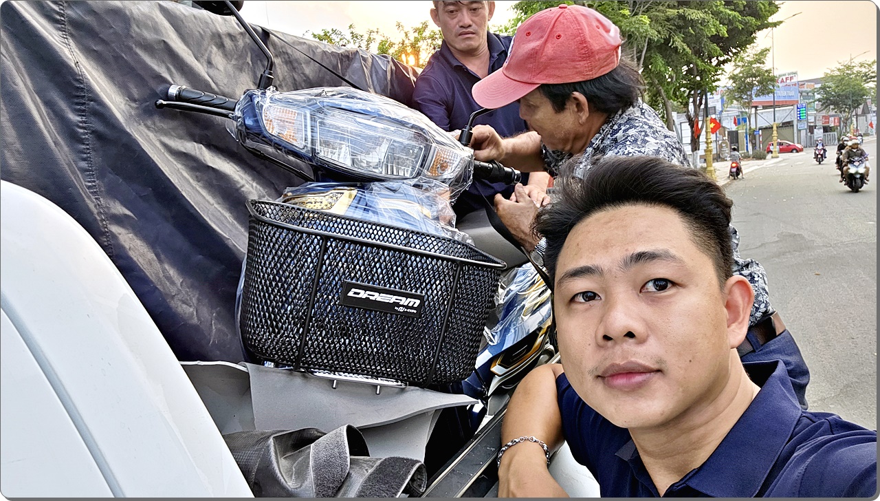 Ban giao xe Honda Dream NCX 2026 mau xanh da ve anh khach suu tam xe nhap 2