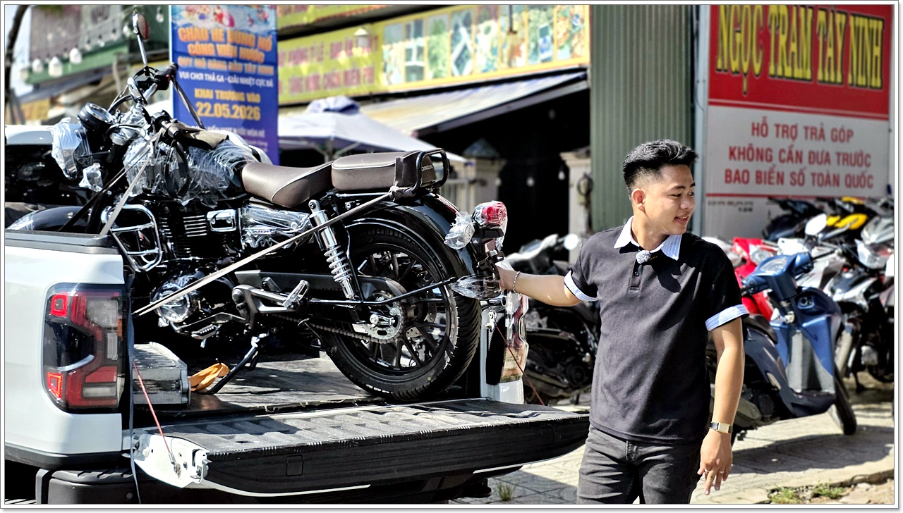 Honda CB350C màu đen chính thức được Xe Máy Ngọc Trâm Tây Ninh bàn giao đến khách hàng đầu tiên 15 Honda CB350C mau den Xe May Ngoc Tram Tay Ninh 1