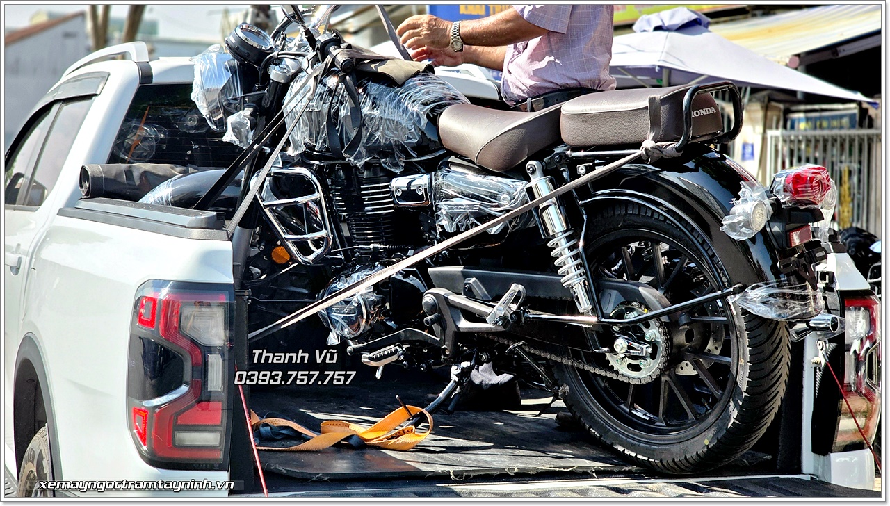 Honda CB350C màu đen chính thức được Xe Máy Ngọc Trâm Tây Ninh bàn giao đến khách hàng đầu tiên 3 Honda CB350C mau den Xe May Ngoc Tram Tay Ninh 11