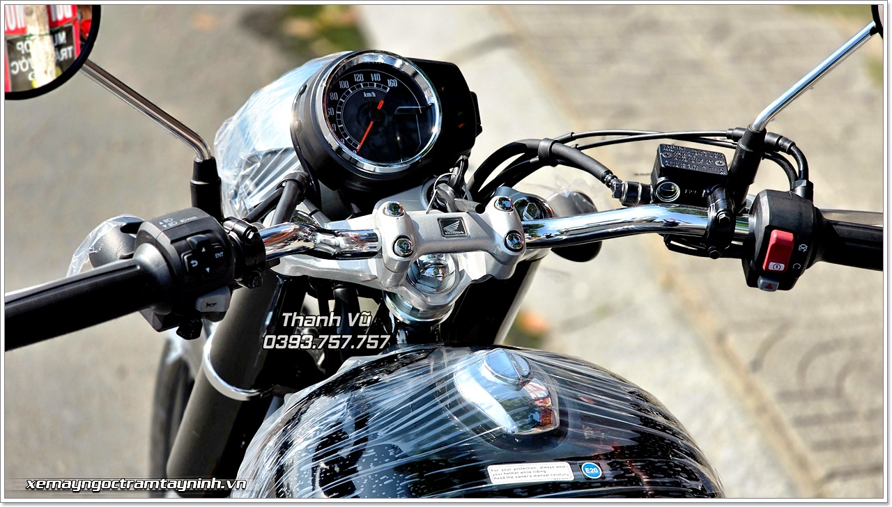 Honda CB350C màu đen chính thức được Xe Máy Ngọc Trâm Tây Ninh bàn giao đến khách hàng đầu tiên 7 Honda CB350C mau den Xe May Ngoc Tram Tay Ninh 4