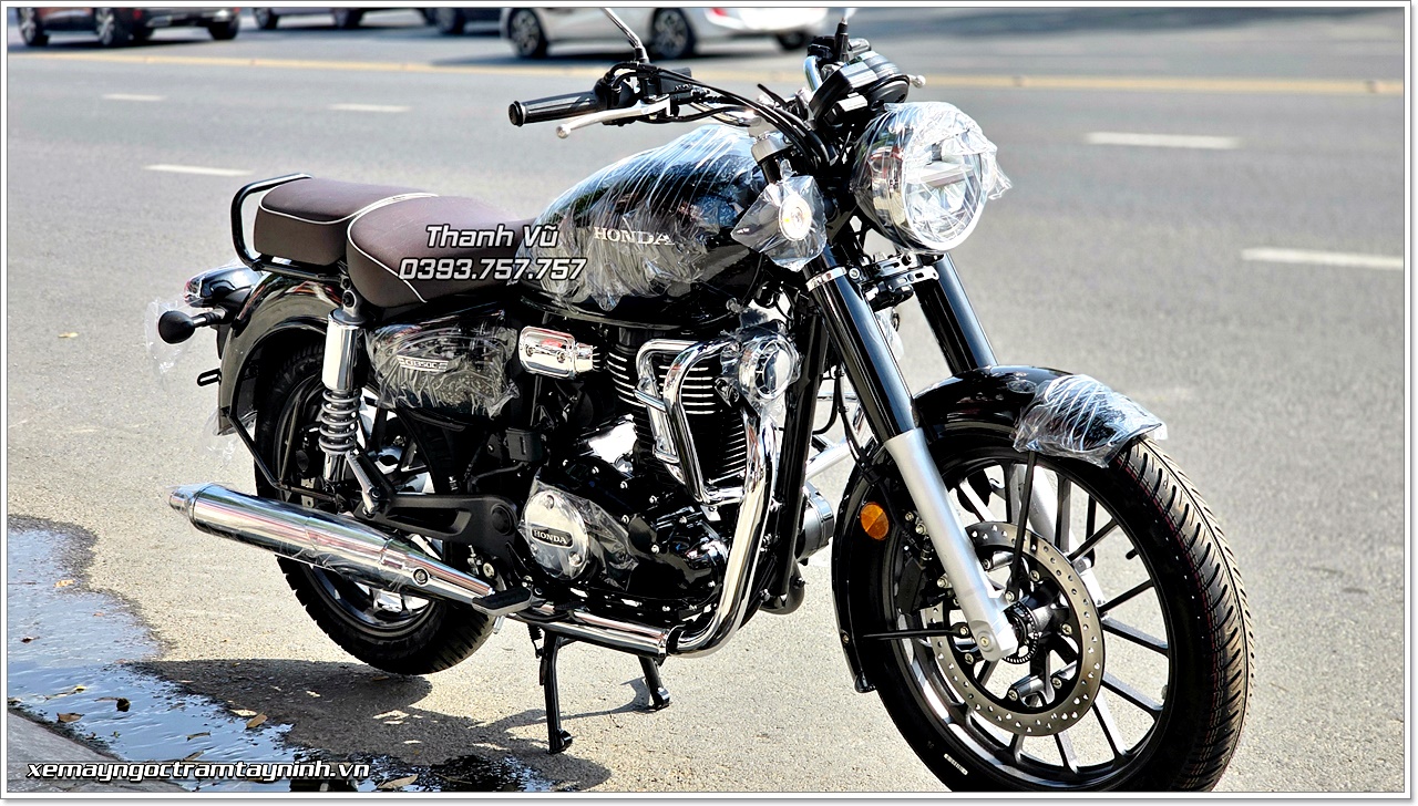 Honda CB350C màu đen chính thức được Xe Máy Ngọc Trâm Tây Ninh bàn giao đến khách hàng đầu tiên 5 Honda CB350C mau den Xe May Ngoc Tram Tay Ninh 6