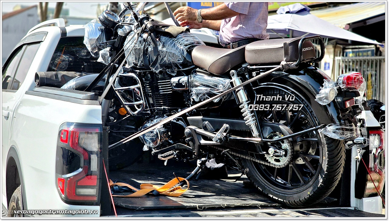 Honda CB350C màu đen chính thức được Xe Máy Ngọc Trâm Tây Ninh bàn giao đến khách hàng đầu tiên 6 Honda CB350C mau den Xe May Ngoc Tram Tay Ninh 8