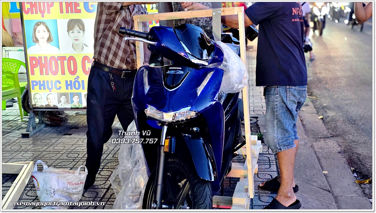 Honda SH Vetro 150i Xanh Sapphire 2026 vừa về đã bàn giao khách VIP 4 Honda SH Vetro 150i Xanh Sapphire 2026 vua ve da ban giao khach VIP Ngoc Tram Tay Ninh 3