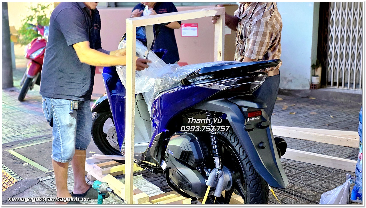 Honda SH Vetro 150i Xanh Sapphire 2026 vừa về đã bàn giao khách VIP 7 Honda SH Vetro 150i Xanh Sapphire 2026 vua ve da ban giao khach VIP Ngoc Tram Tay Ninh 4